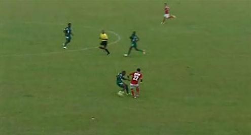 صيد افريقيا.. "كوبري شوارع" من أبوتريكة يتسبب في انذار لاعب القطن 